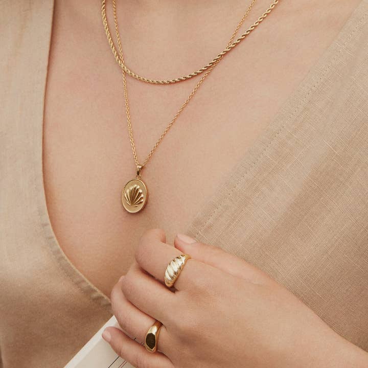 Collier Seaside en métal doré pour la vente par Twenty Compass