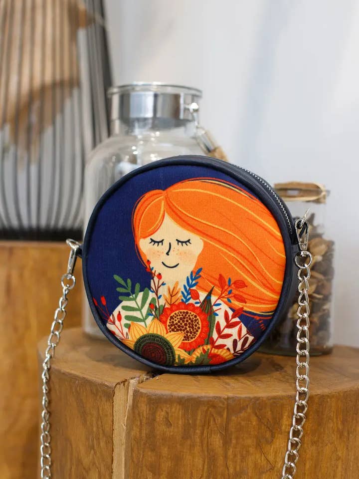 Sac rond en cuir écologique pour femme avec tissu en velours - Rouge-Cœur pour la vente par Handmade Originals Ukraine