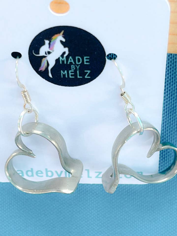 Pendentifs en métal argenté avec fourchette en forme de cœur pour la vente par Made By Melz
