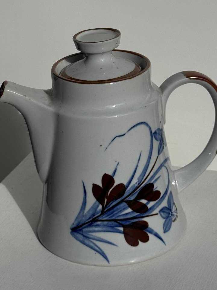 Teekanne mit stilisierten blauen und braunen Blumen H18 für den Großhandel von Office Objets