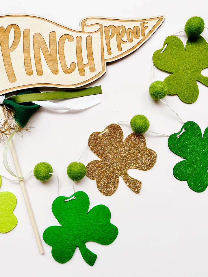 Guirlande de trèfles pour la vente par Goldie Letter Company