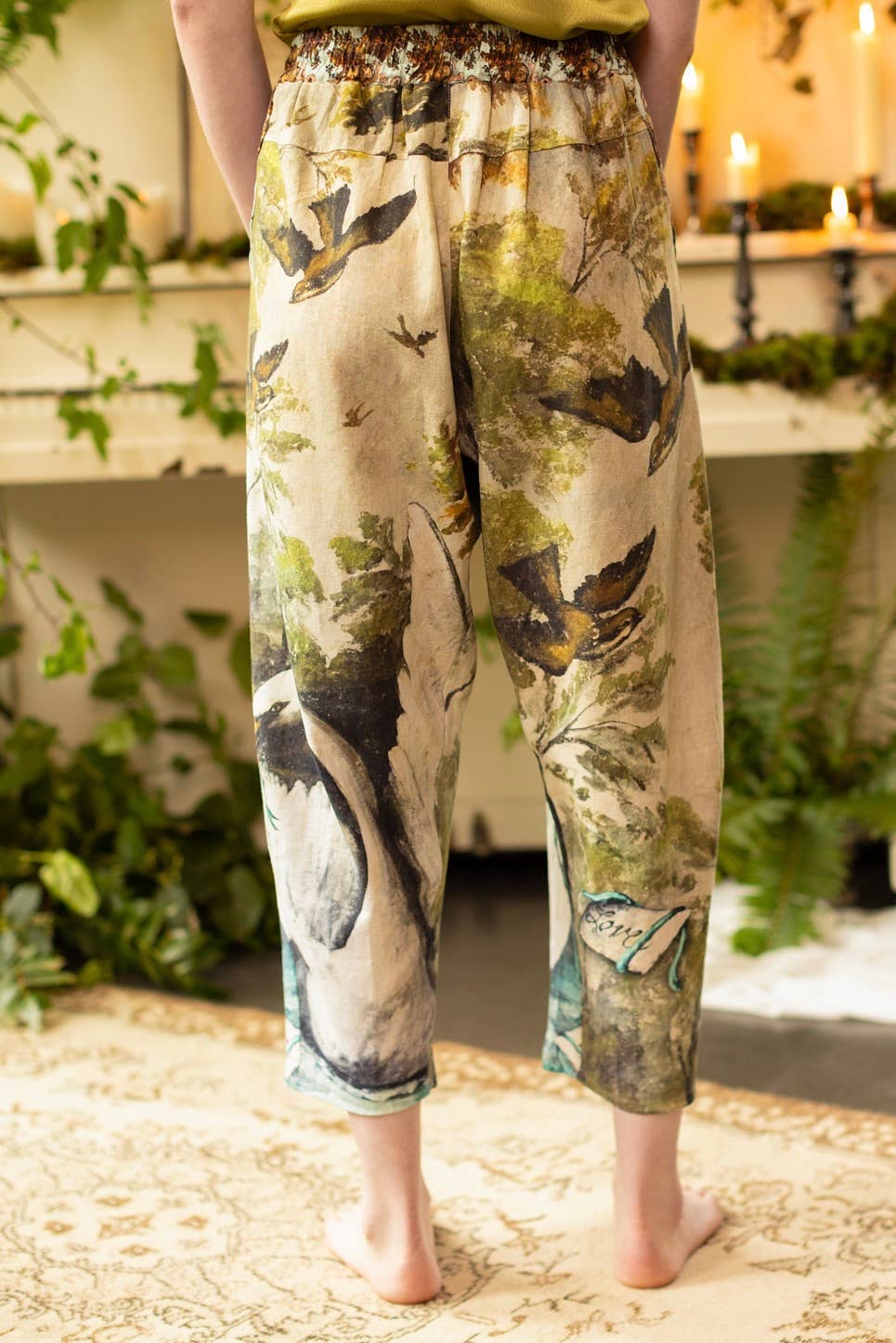 Market of Stars (USA) – Calças - Mulher por atacado – Calça Cropped Artist Linen com Estampa de Cisne e Pássaros7