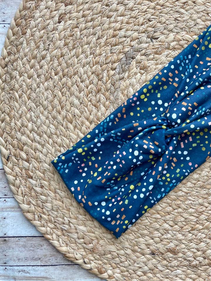 Bandeau torsadé en tricot bleu à confettis pour la vente par Designs by Rachel Joy