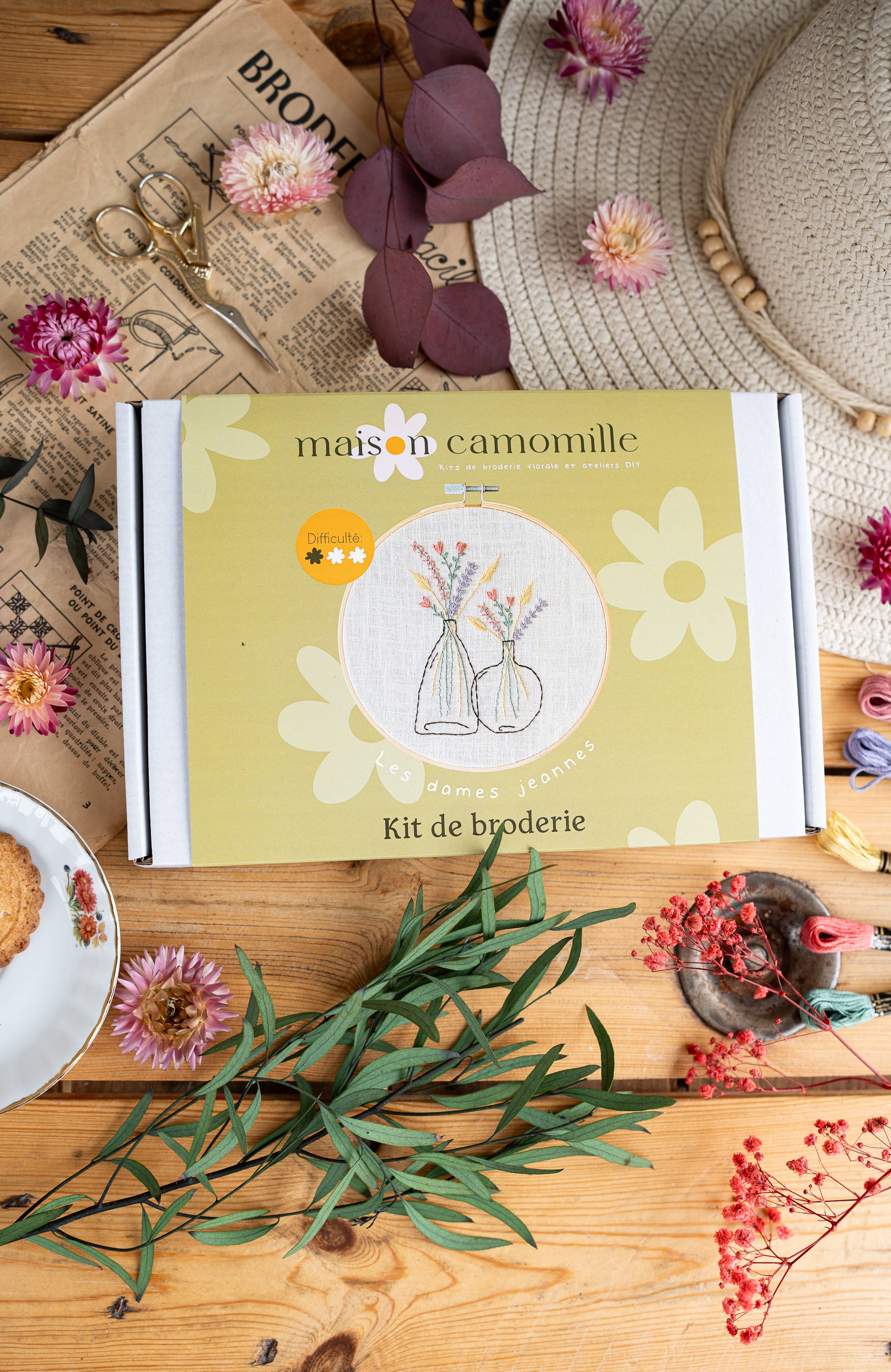 Maison Camomille – Material para bordar/ponto de cruz por atacado – Kit de Bordado para Iniciantes « The Demijohns »1