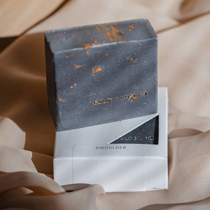 SMOULDER - Savon (disponible du 1er septembre au 15 novembre) pour la vente par GOLD+WATER CO.®