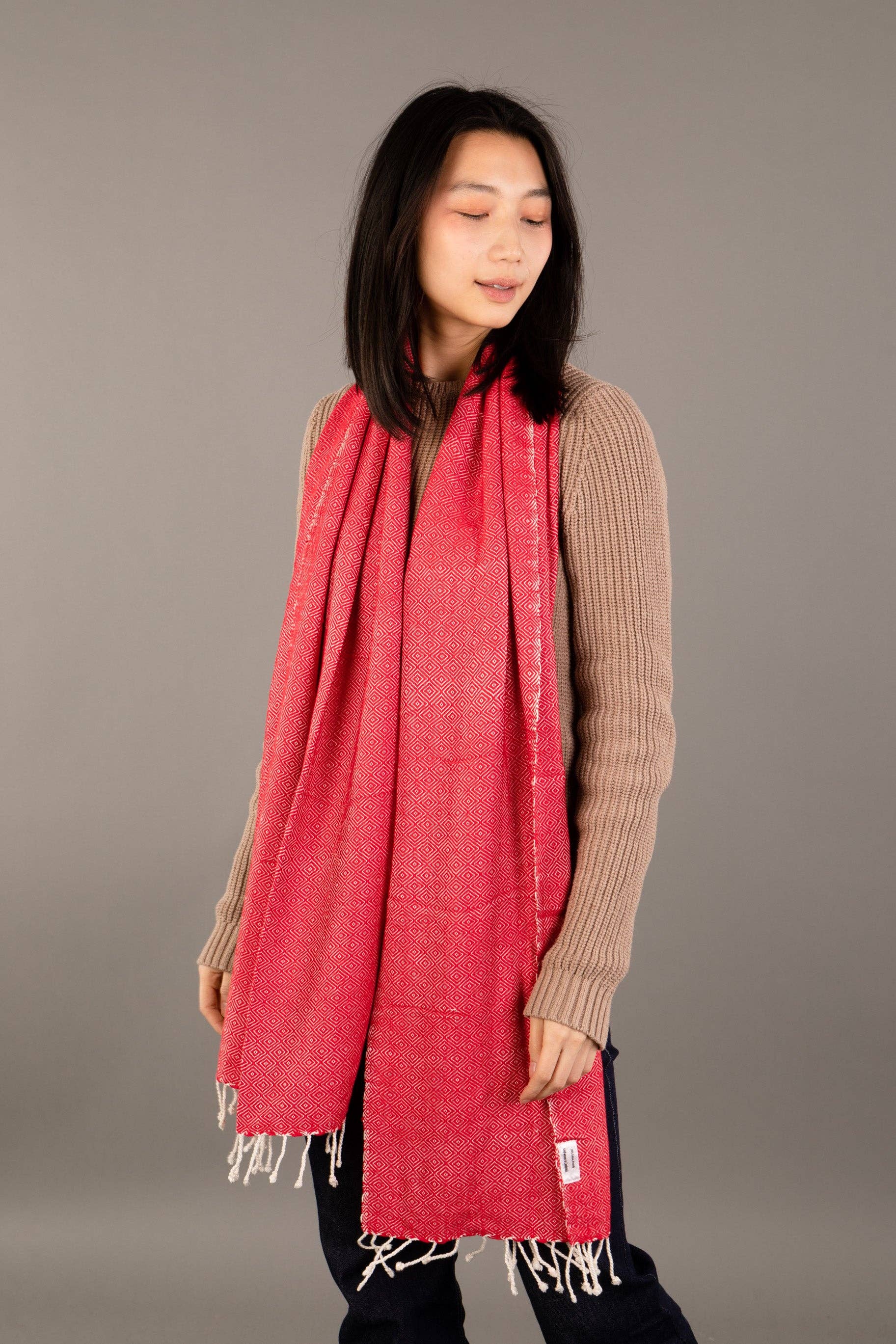 Krama Heritage - Vendita all'ingrosso Sciarpa - Donna - Il Grande Krama Caldo Spesso Rosso Papavero nella sua custodia in foglia di palma - Donna2