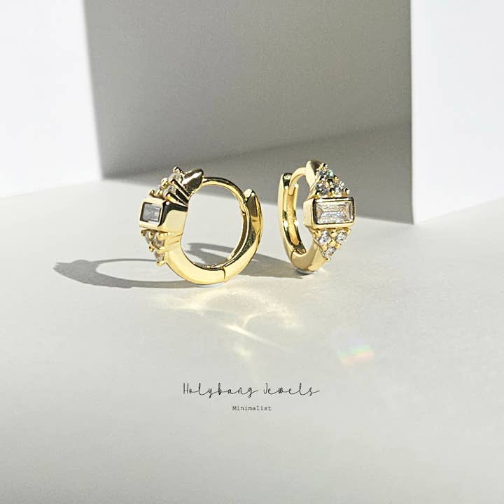 BOUCLES D'OREILLES HUGGIE AVEC BORDURE BAGUETTE - E-HT1939 pour la vente par HolyBang Jewels
