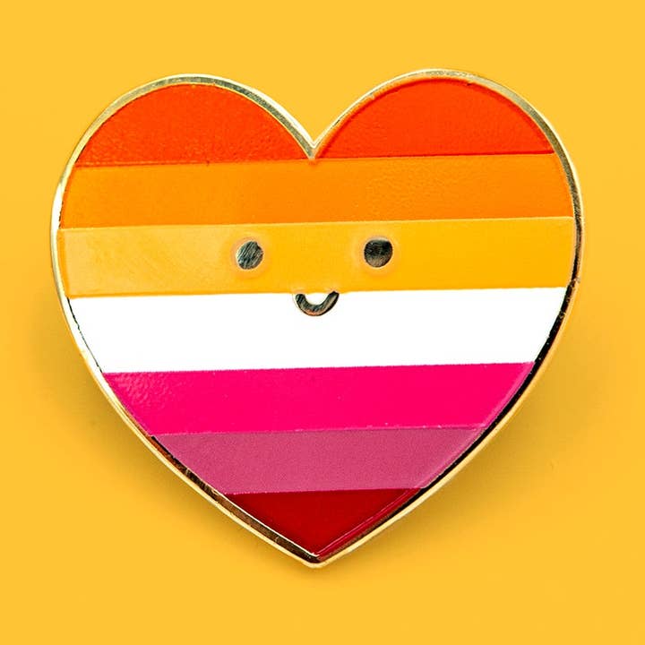 Herzförmige Anstecknadel mit lesbischer Pride-Flagge — Pride LGBTQAI+ Emaille-Anstecker für den Großhandel von Leon Römer Illustraties