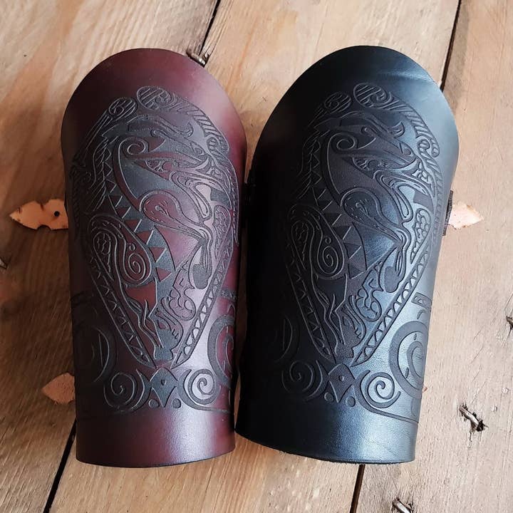 Brassard en cuir gravé cheval celtique. pour la vente par Outcast Props