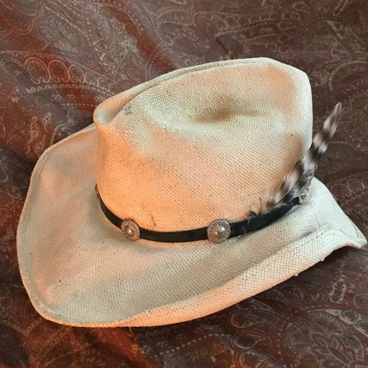 Hip Vintage Hats & More - Wholesale Cowboyhoed - Dames - Hippe vintage verweerde cowboyhoed met zilveren concho-hoedband