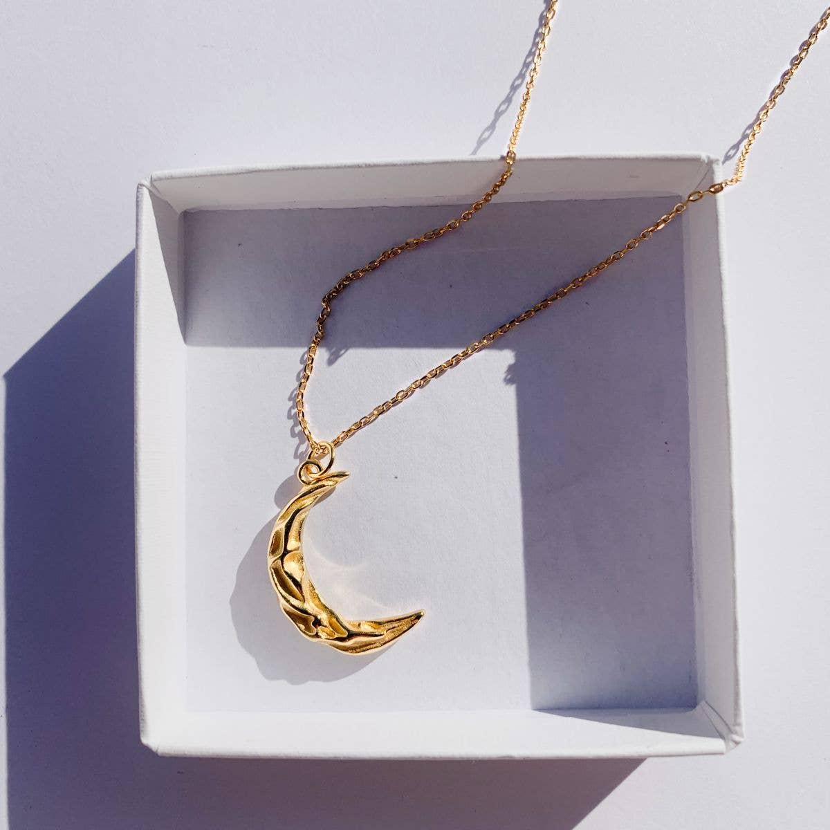 Love Local Jewelry - Venta al por mayor Collares con colgantes/abalorios - Collar Matea con colgante de luna y longitud ajustable14