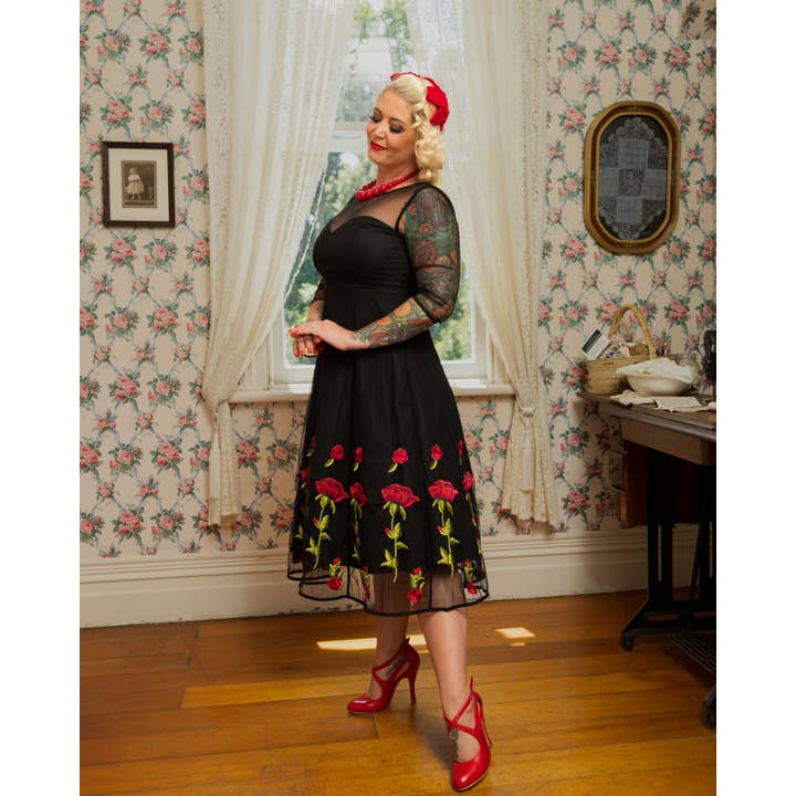 Dolly & Dotty – wholesale Klänning - Dam – Ruby svart aftonklänning med lyxiga broderade rosor