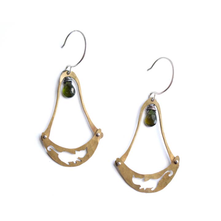 Boucles d'oreilles chat tourmaline en laiton pour la vente par Creature's Virtue