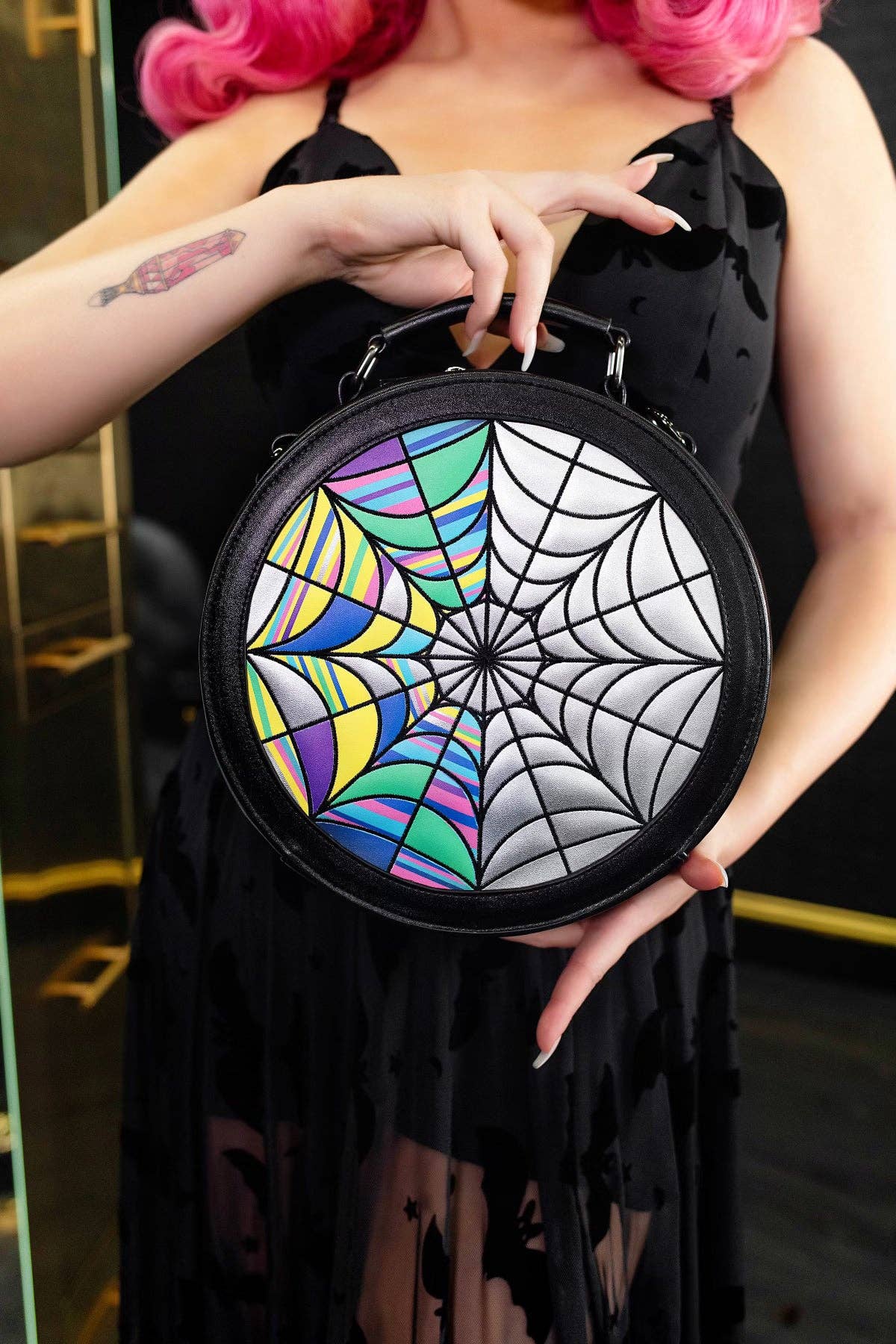 Weasel Wear – Engroshandel Crossbodytaske - Dame – Farveallergi Crossbody Konvertibel Taske // Rygsæk - PU Læder Gotisk Farvet Glas Konvertibel Taske (Haute Horror Edition)1