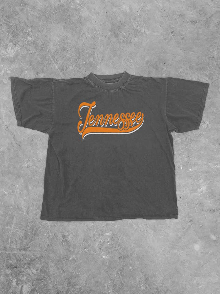 90-talets Tennessee Script Boxy Bomulls-T-shirt för wholesale av The Clandestine Underground