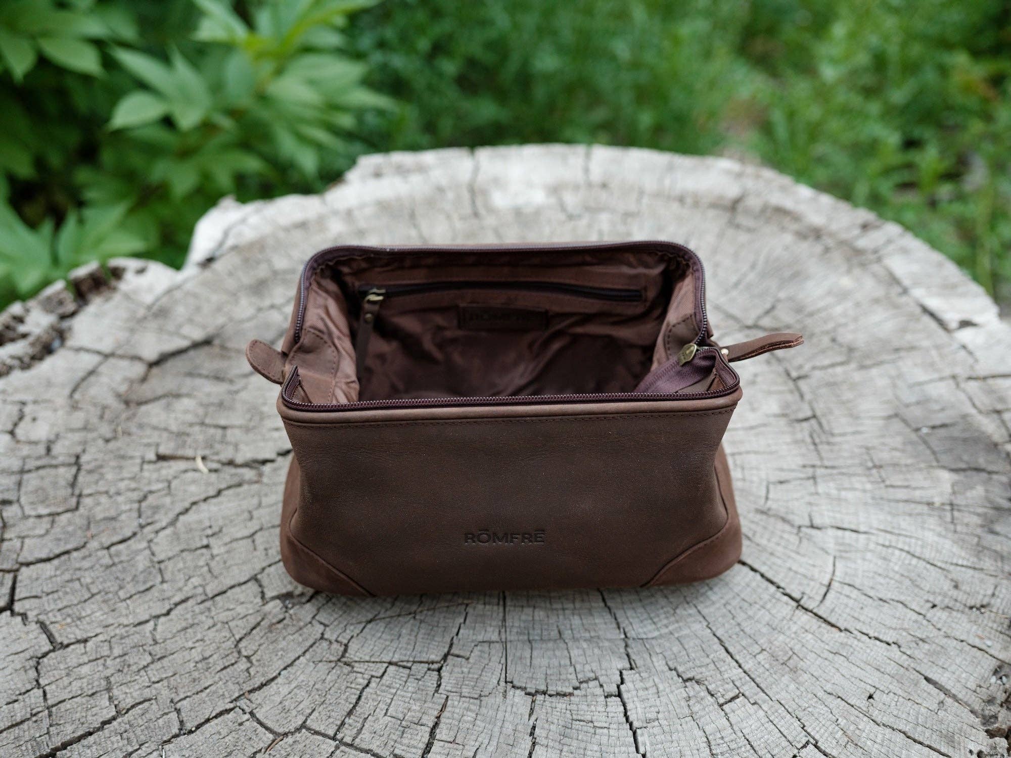 Rōmfrē Travel Co. – wholesale Necessär - Unisex – Bred Mun Dopp6