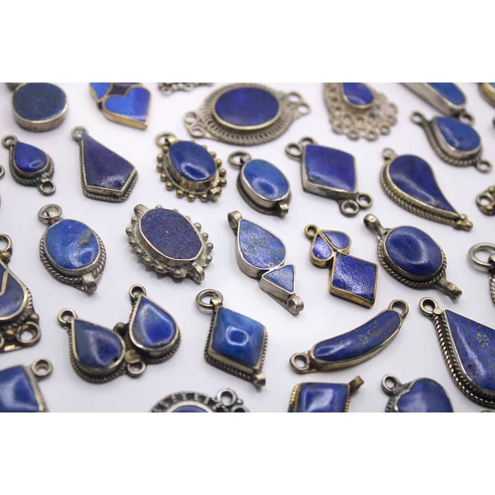 Ciondoli vintage in lapislazzuli afghani - 10 pezzi e ulteriori Risultati per bottoni all'ingrosso. Resi gratuiti e termini di pagamento a 60 giorni su Faire in tendenza su Faire.