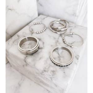 Charmin's Ringen – wholesale Band/Stackad Ring – R1063 Classic ångestlindrande ring med 5 stålkulor4