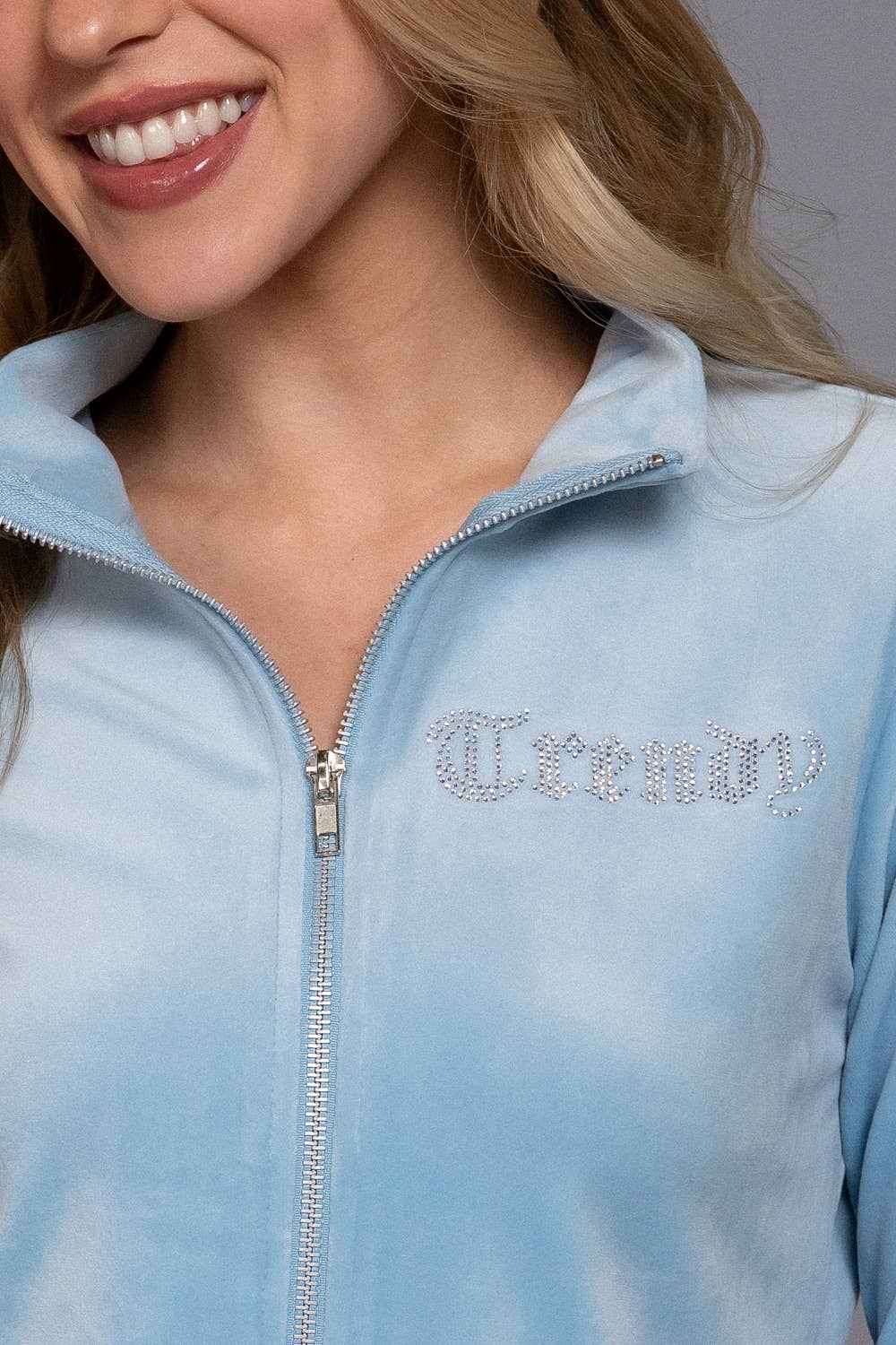 Active Basic | Active USA – Engroshandel Loungesæt - Dame – Mock Neck Zip Up Jakke & Rhinestone Flare Bukser Velour Sæt4