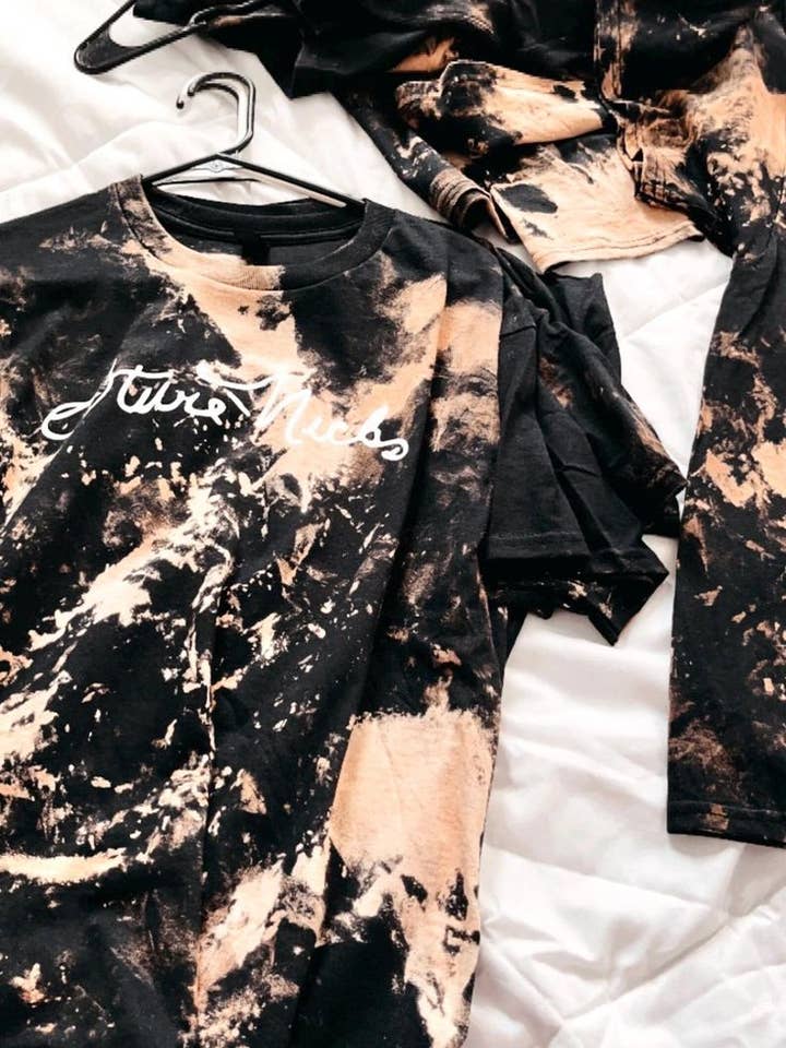 Stevie Nicks-signatur | Bleget syrevasket T-shirt for engroshandel hos whaddupkait designs