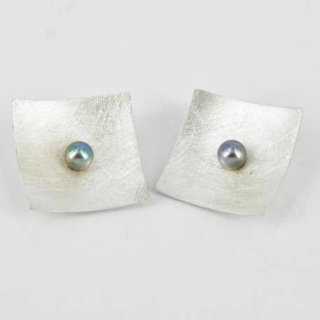 Silberclip-Ohrringe mit dunkler Perle. quadratische Form für den Großhandel von Korczynski Design Jewellery