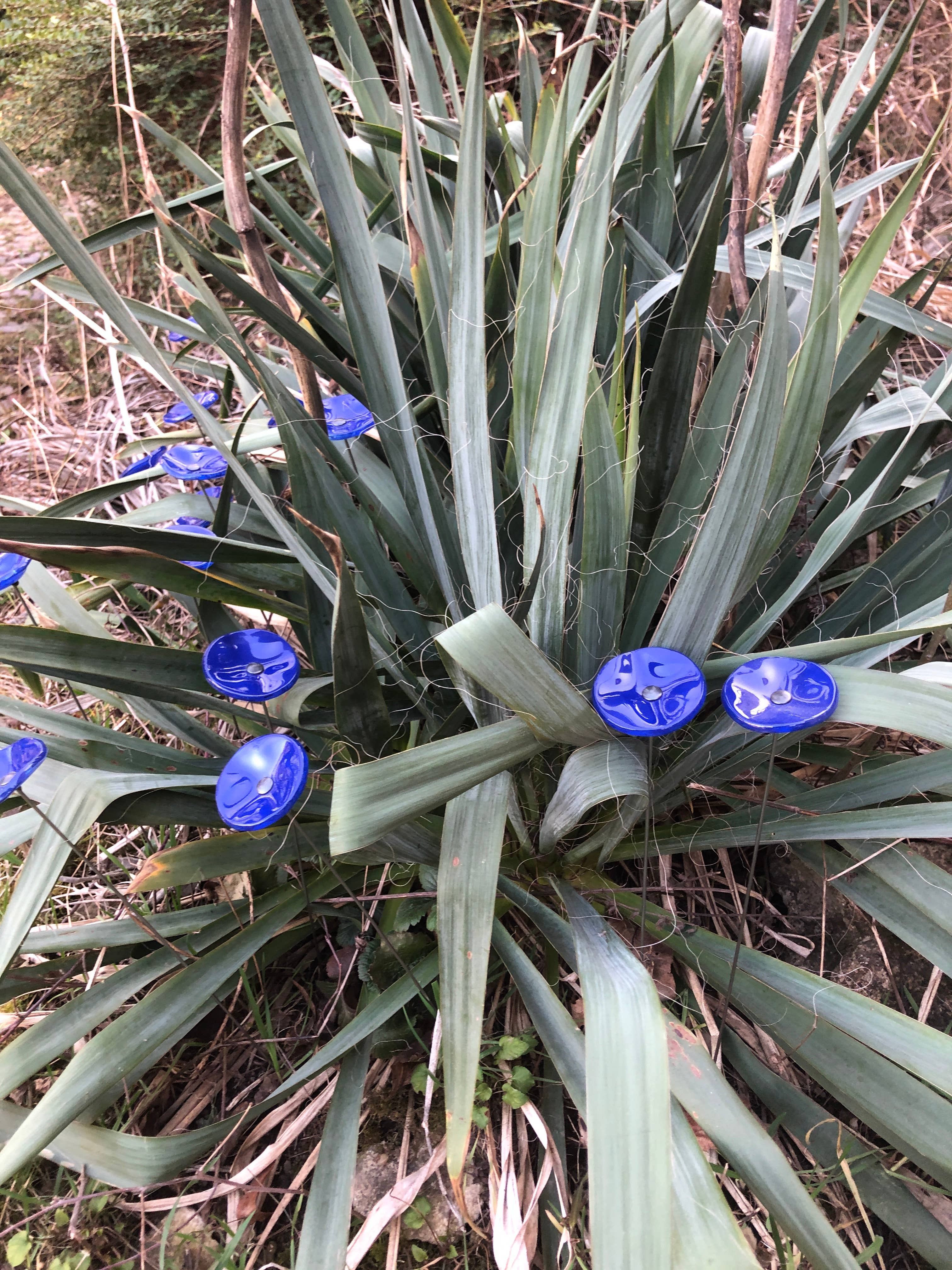 CARNEOL GLASS - Wholesale Garden/Lawn Stake - Small Glass Flower For Outside In L.Blue20