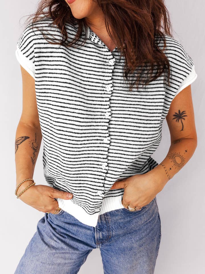 Svart kofta med kontrasterande kantband, korta ärmar och knappar. för wholesale av Shoppe247