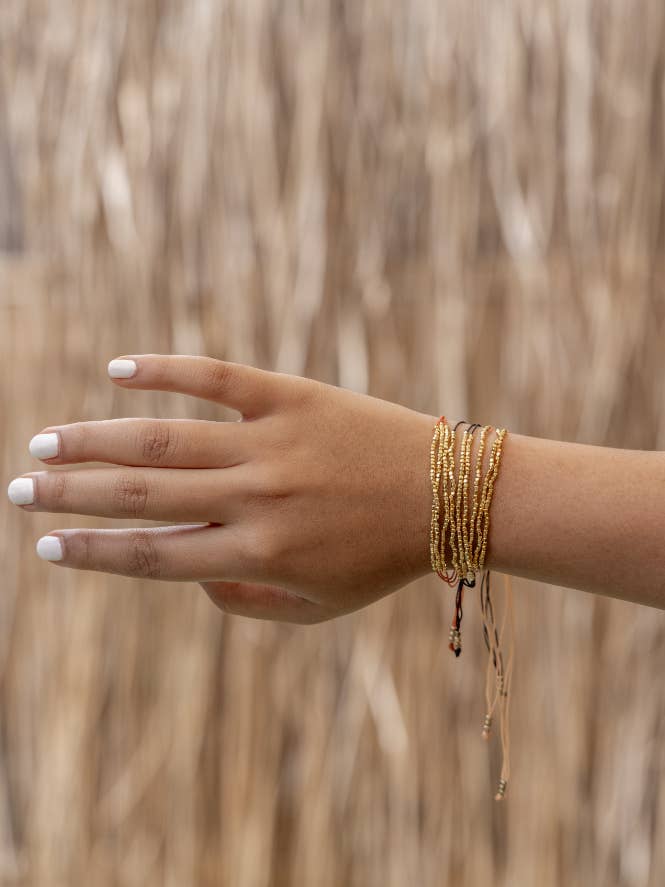 Pulseras con capas de Terra en Oro para venta al por mayor de Village Thrive