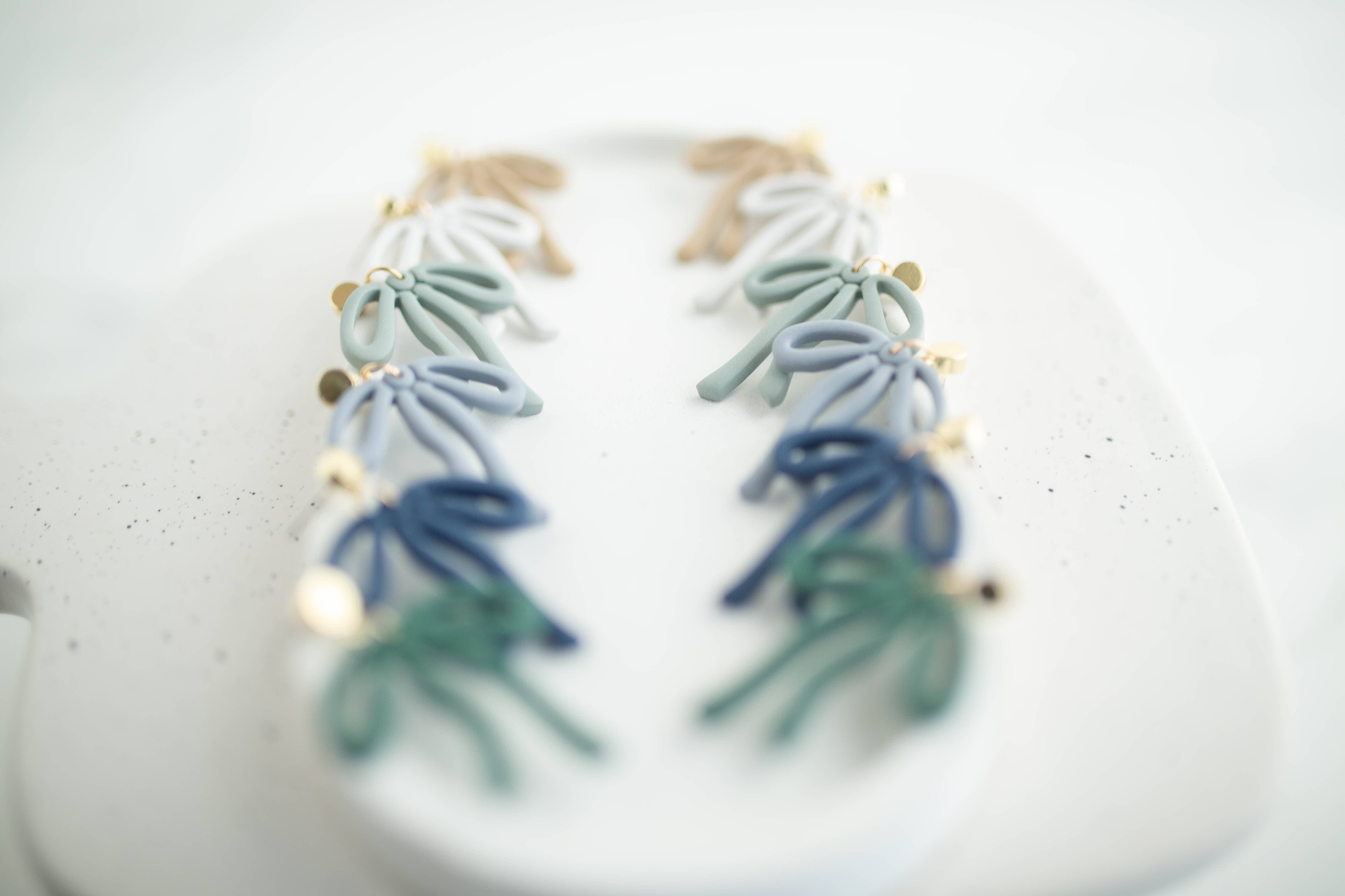Hazel n Blue - Vente Boucles d'oreilles pendantes - Boucles d'oreilles en argile | Pendants nœud | Collection Terre+Ciel6