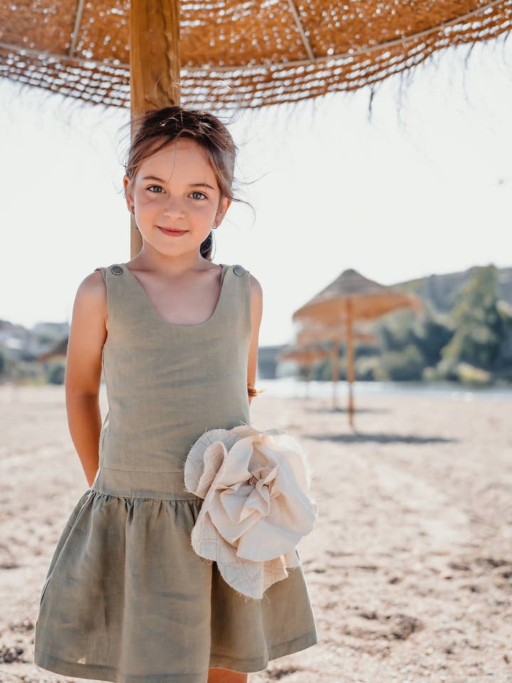 Robe Chloe en lin vert olive avec fleur décorative pour la vente par PETER JO