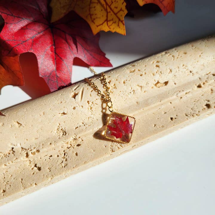 Rhodonco - Venta al por mayor Collares con colgantes/abalorios - Colgante de Oro con Hoja de Arce Roja y Textura de Diamante5