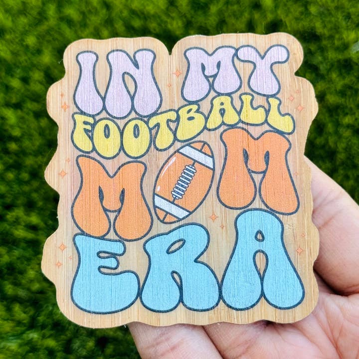 Autocollant en bois de bambou « IN MY FOOTBALL MOM ERA » - Mom Eras pour la vente par AFK Design Co