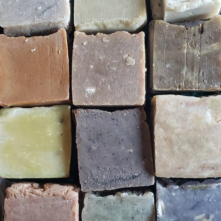 Savon entièrement naturel fabriqué à la main pour la vente par Wolf Den Soaps