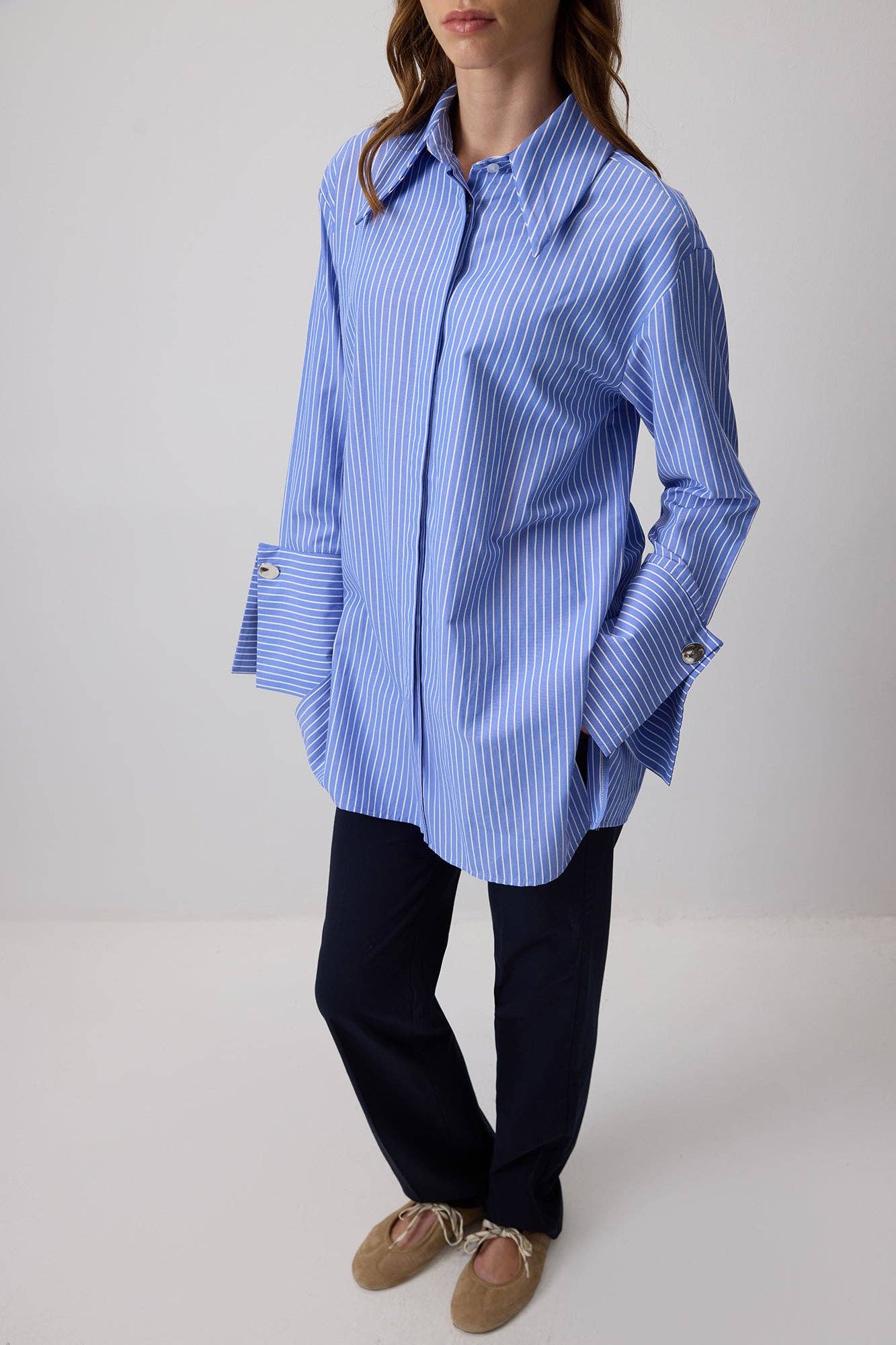 Blau GESTREIFTES HEMD MIT WEITEN MANSCHETTEN für den Großhandel auf Faire2