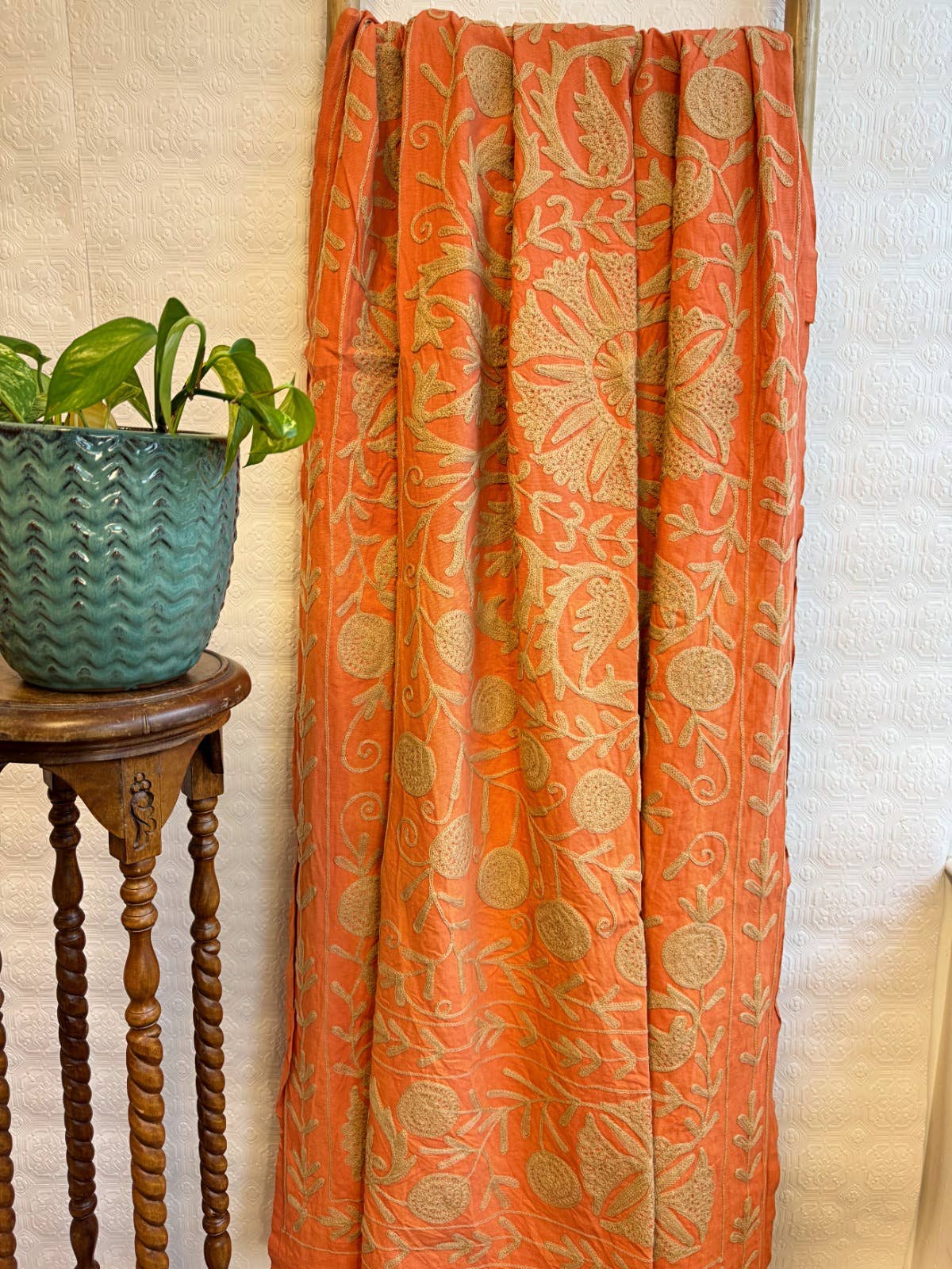 Essential Designs London - Venta al por mayor Mantas de sofá - Puro Algodón Bordado Suzani Hecho a Mano Elegante Manta para Sofá Cama3