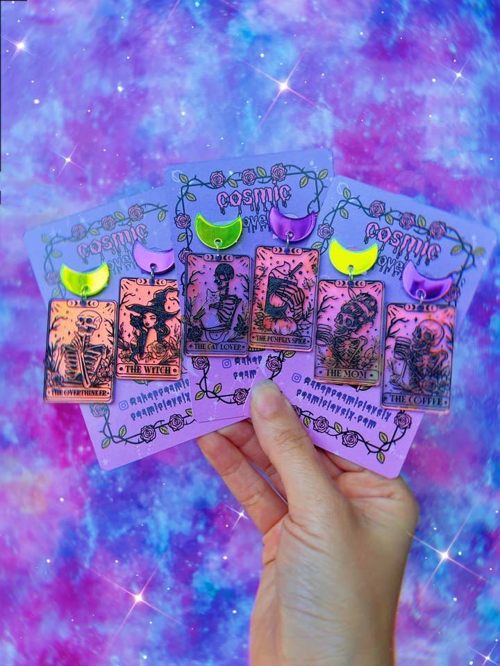 Boucles d'oreilles avec cartes de tarot d'Halloween pour la vente par Cosmic lovely