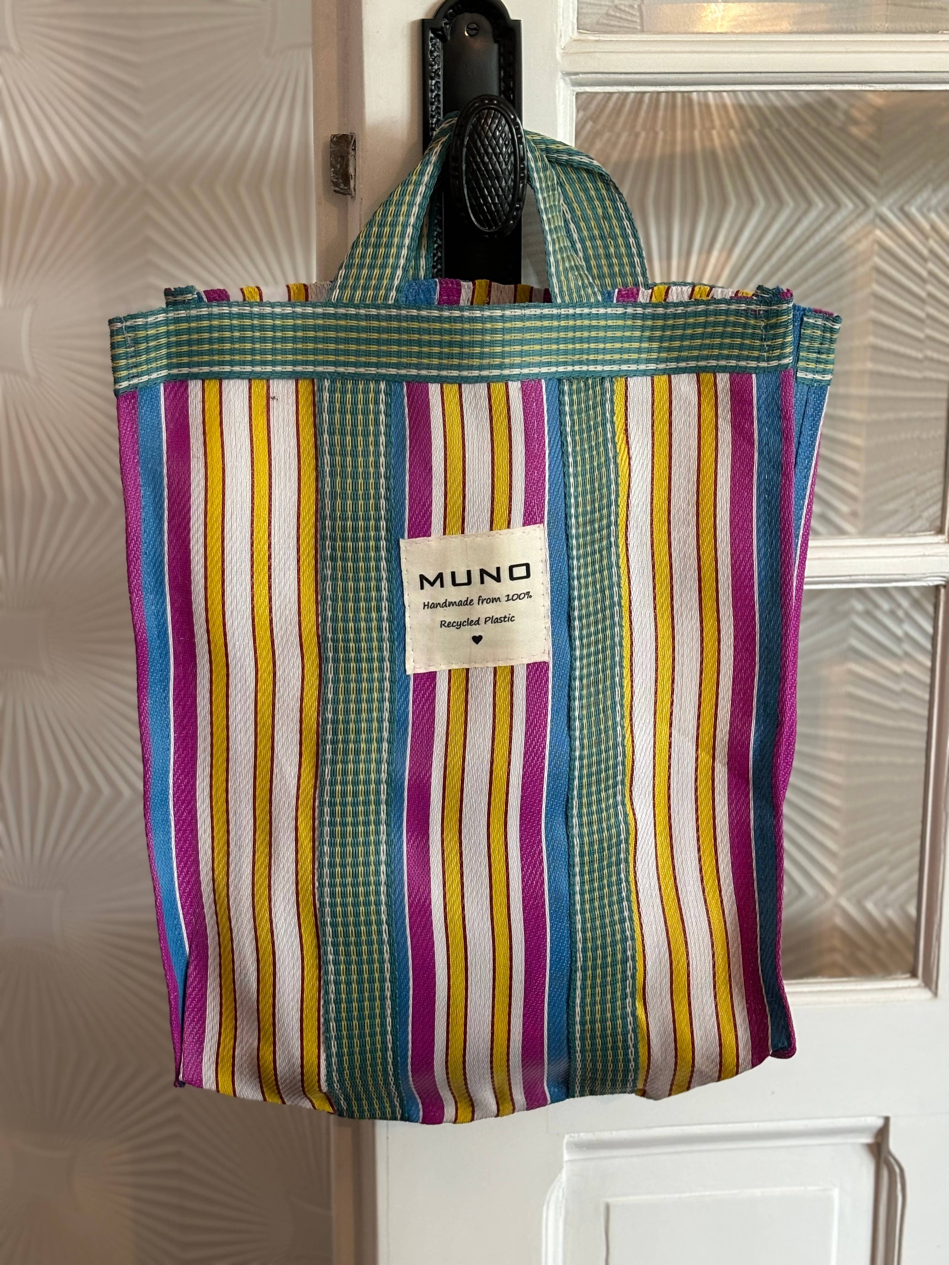 Muno - Venta al por mayor Bolsa de asa- Mujer - Bolsa tote artesanal de nylon reciclado con rayas verticales en azul, fucsia y amarillo2