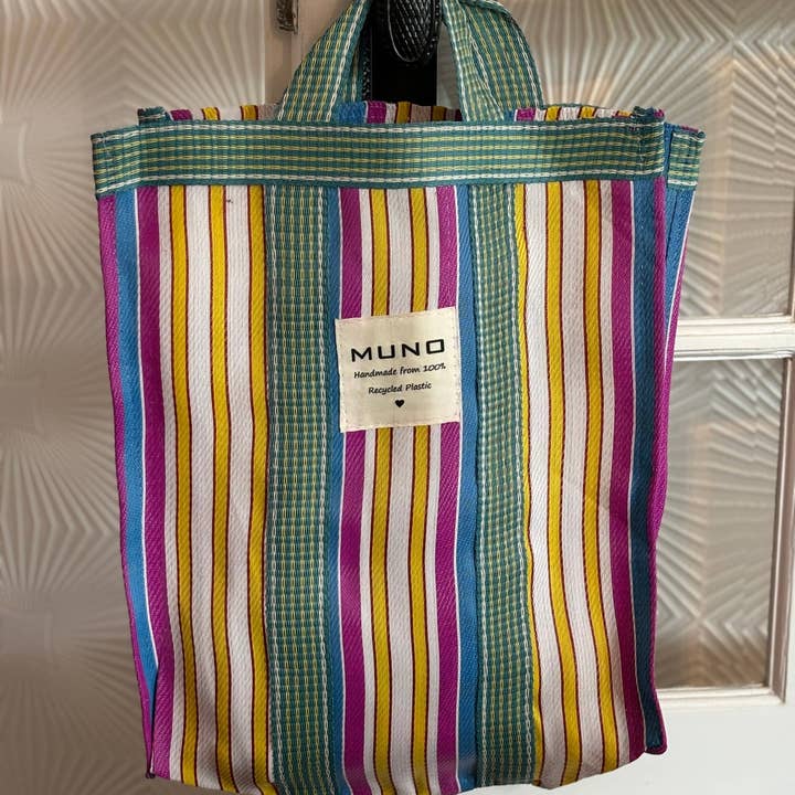 Muno - Venta al por mayor Bolsa de asa- Mujer - Bolsa tote artesanal de nylon reciclado con rayas verticales en azul, fucsia y amarillo2