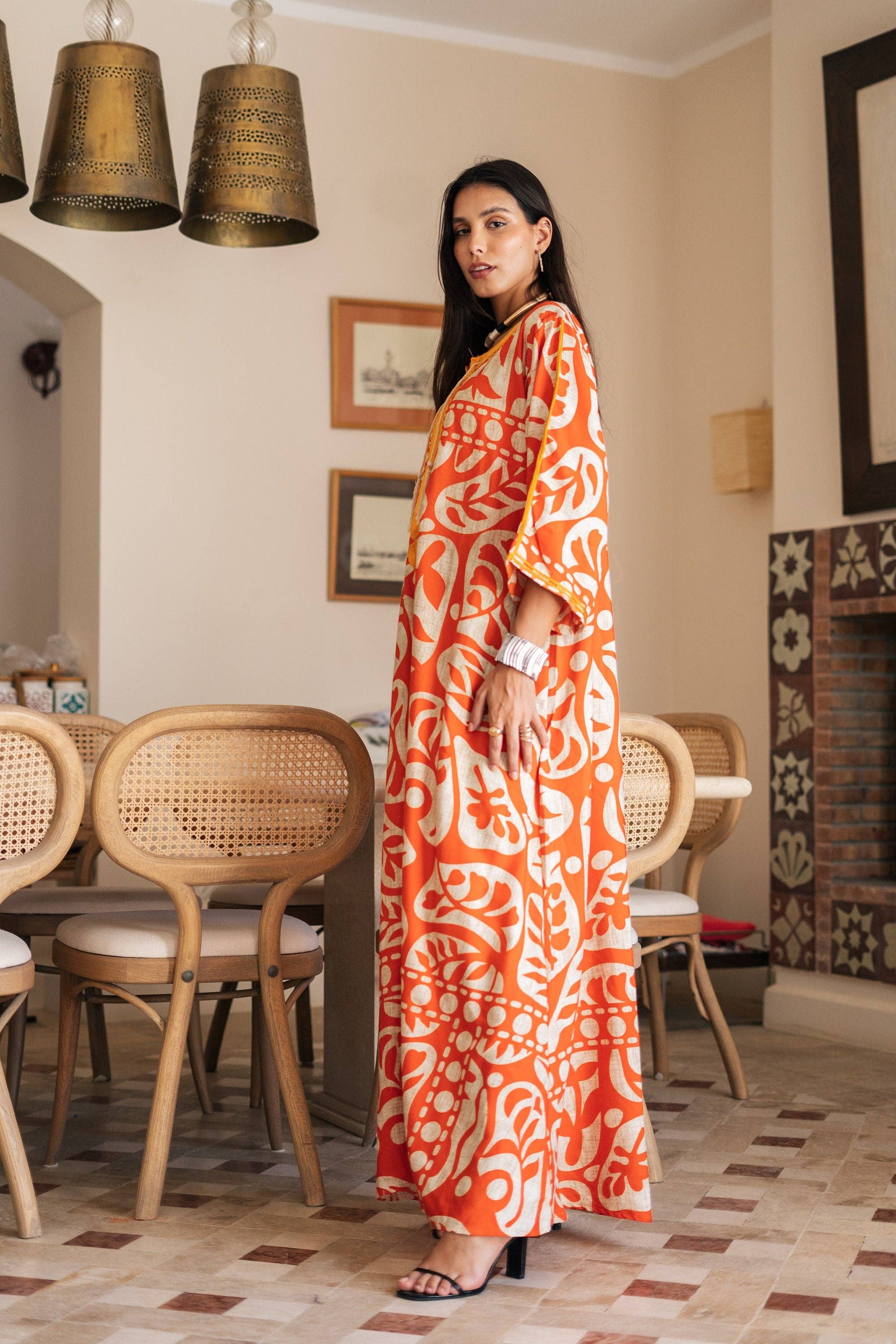 Gipci – Engroshandel Kaftan - Dame – Chik sommerkaftan med orange broderet print til kvinder, boheme-stil1