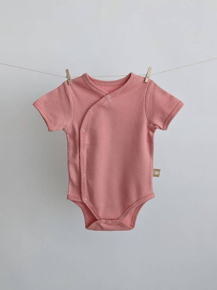 Body bébé kimono à manches courtes : Rose saumon pour la vente par TØY