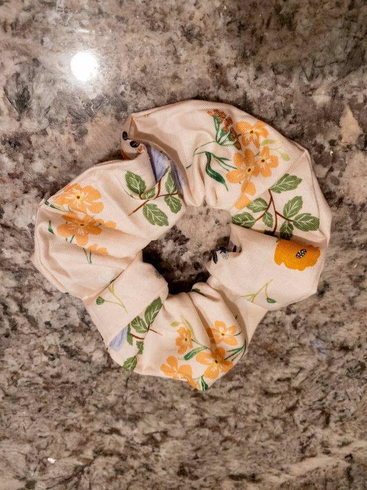 Chouchou Floral Printemps pour la vente par Art By Vivian Rodarte