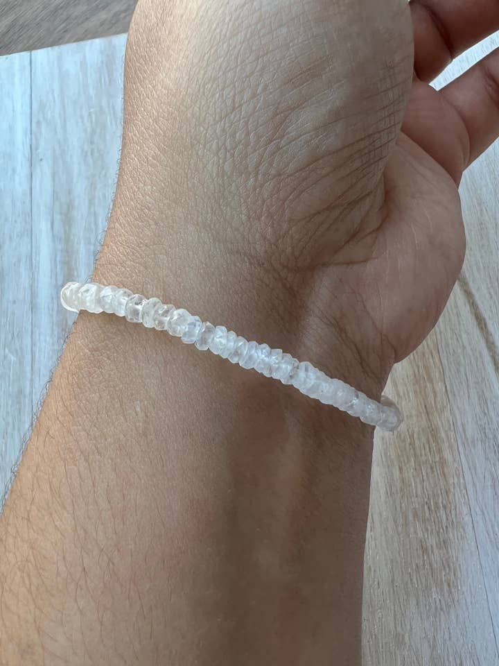 Bracelet en pierre de lune arc-en-ciel pour la vente par Brooklyn Belle Designs