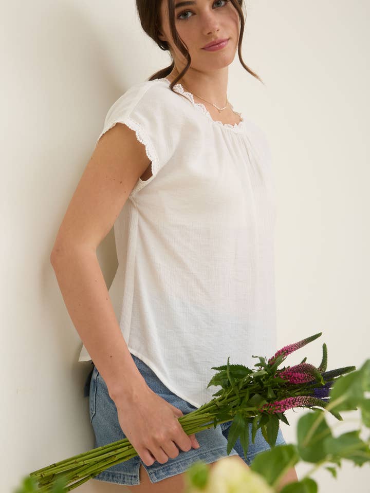 Blu Pepper – wholesale Blus - Dam – Kortärmad blus med spetskant och rosett bak20