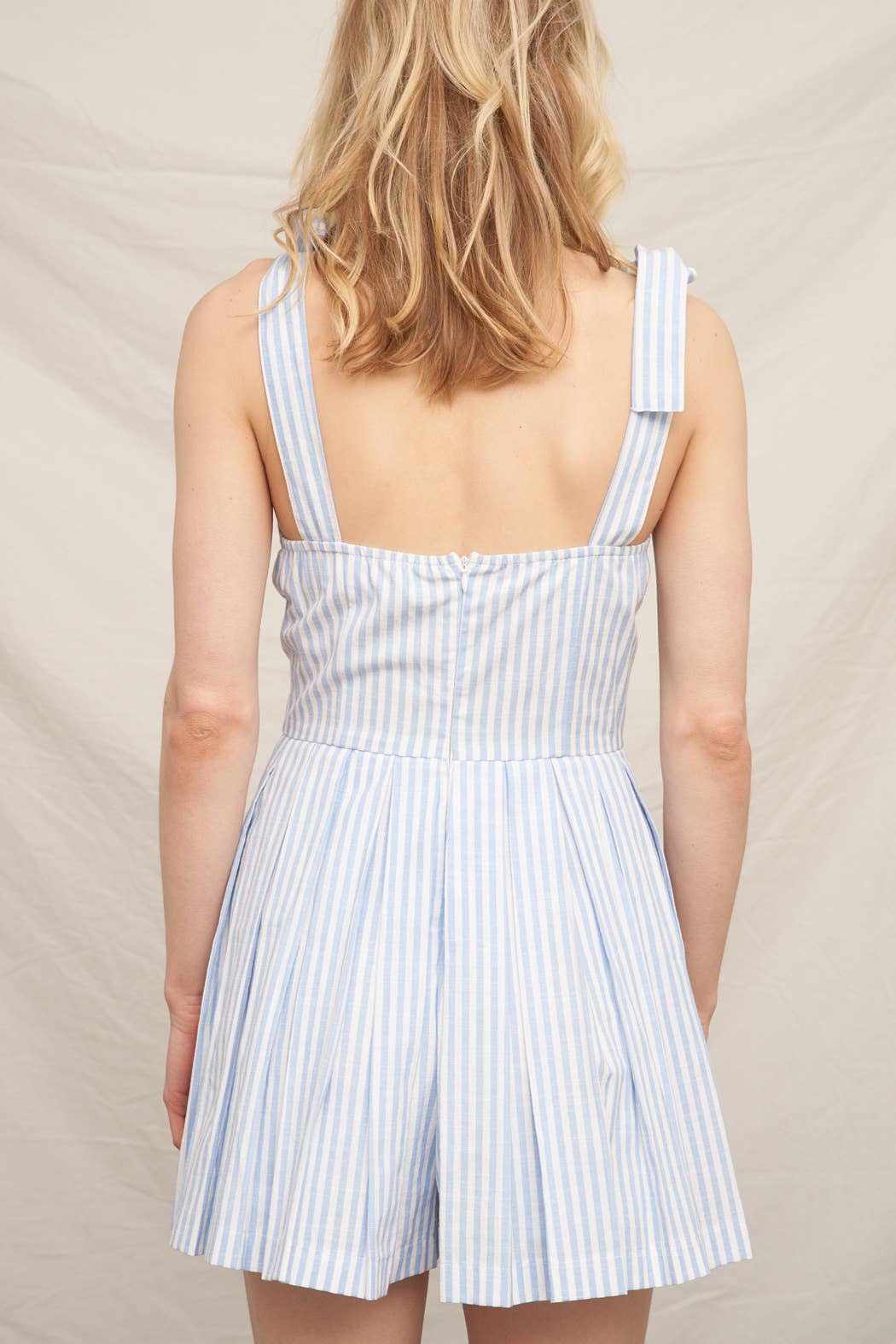 Bleu ciel et blanc Combinaison courte plissée à rayures sans manches en vente sur Faire6