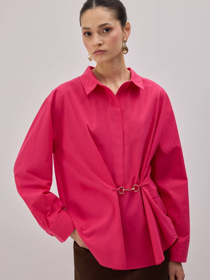 POPLINHEMD MIT METALLACCESSOIRES für den Großhandel von Touché Privé