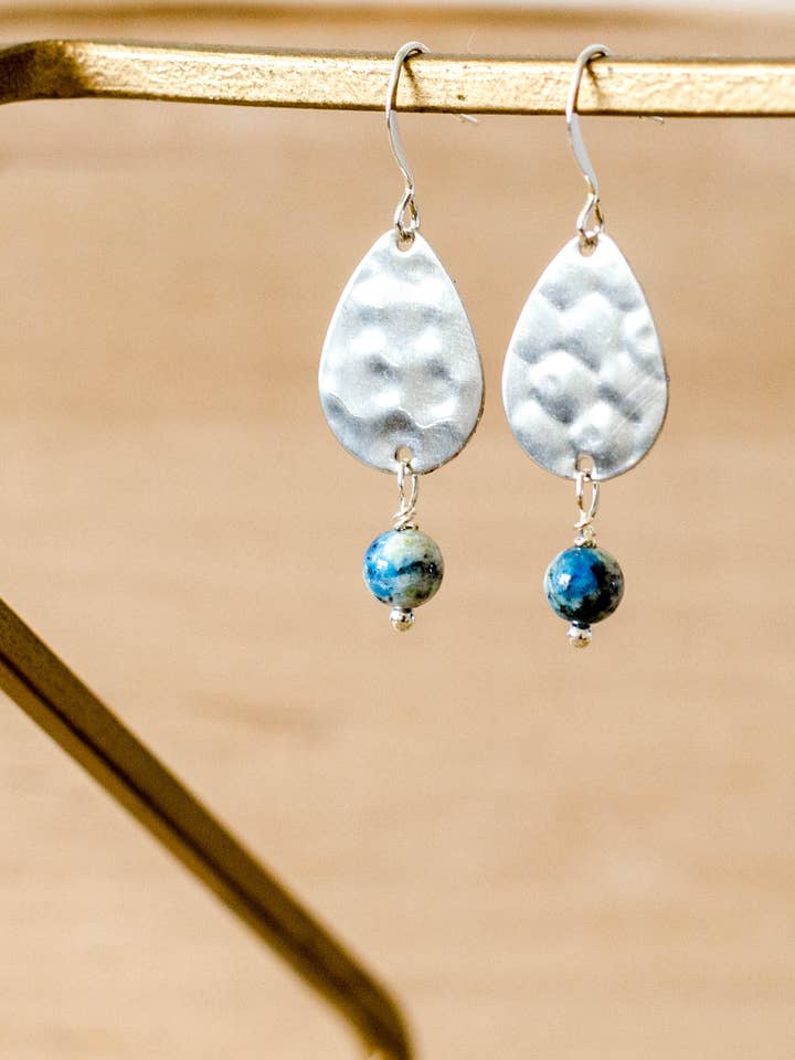 Brincos pendurados em círculo gravado em prata Nora por atacado de Metric Forrest Studio