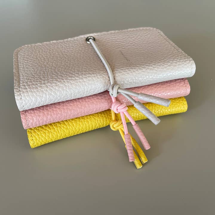 Cartera KNOT de cuero en colores diente de león, concha y flor para venta al por mayor de Marieke Jacobs