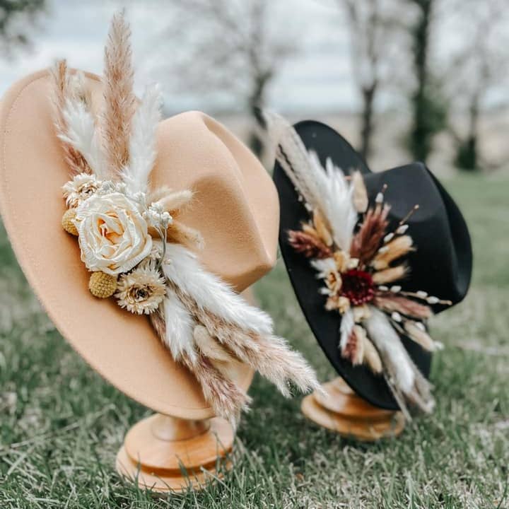 River Valley Co. - Vendita all'ingrosso Fedora - Donna - Fedora nera BOHO a tesa larga con fiori secchi ed erbe1