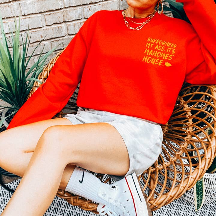 Burrowhead My Ass. Det är Mahomes"House Sweatshirt för wholesale av Basic Bitch Designs