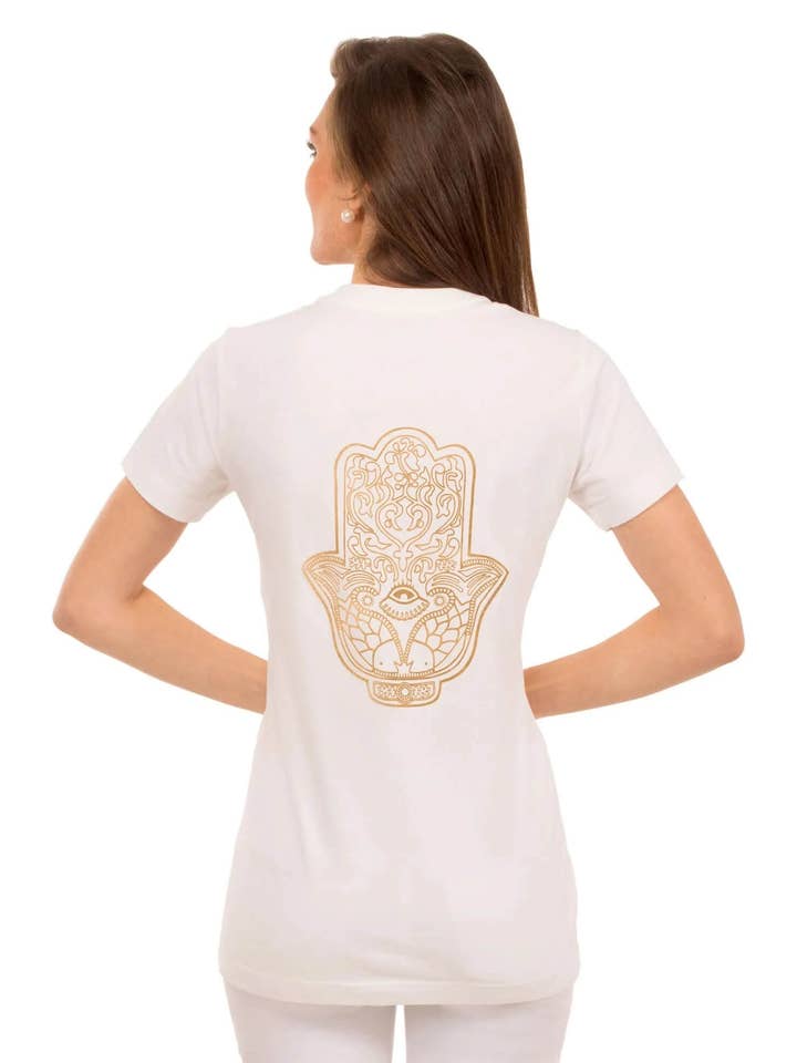 Zen Lane Hamsa bomulds t-shirt med korte ærmer med gaveæske for engroshandel hos Gretchen Scott LLC